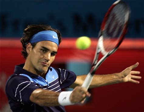 图文：ATP迪拜网球公开赛 费德勒潇洒回球-搜狐体育