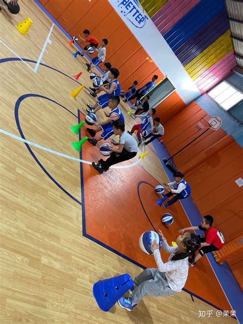 让青春永驻篮球场—记外语学院毕业生与教职工篮球友谊赛-安康学院