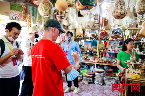 喀什古城客流量激增 精细化服务让游客尽情体验古城魅力