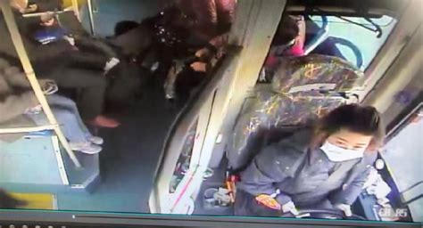 乘客因坐过站殴打司机，重庆公交车坠江原因可能每天都在发生 - 知乎