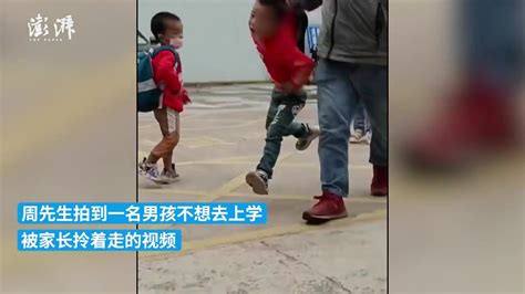 家长“拎”着小孩去上学，目击者：想起自己小时候_凤凰网视频_凤凰网