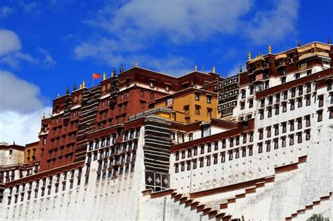 天上的宫阙——布达拉宫。 布达拉宫位于中国西藏自治区首府拉萨市区西北的玛布日山上，是一座宫堡式建筑群，始建于公元7世纪藏王松赞干布时期，距今已 ...