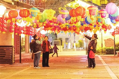 春节的上海城隍庙庙会张灯结彩摄影图3000*2000图片素材免费下载-编号768963-潮点视频