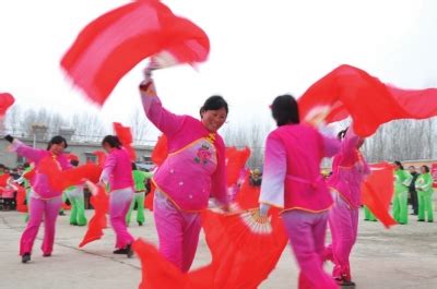 广场舞《欢乐中国年》扇子舞_腾讯视频