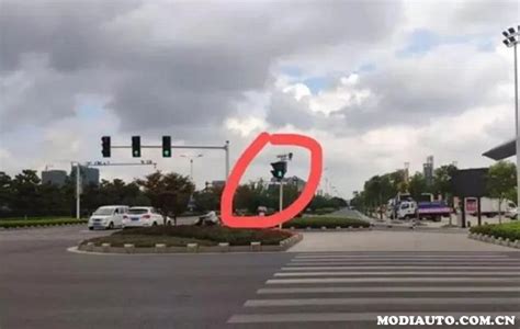 开车撞到闯红灯的怎么办？这次新交规说得很清楚！