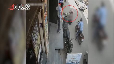 一名妇女被丈夫当街刺死，该女子死后还被丈夫连捅25刀_凤凰网视频_凤凰网