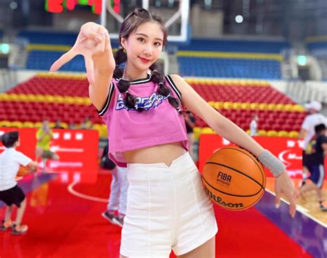 巅峰啦啦队篮球宝贝拍摄写真 舞动奇迹助力中国男篮亚洲杯开门红_新浪图片