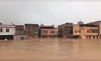 暴雨洪灾袭击河源 记者深入受灾最前线，彻夜记录救援行动！_深圳新闻网
