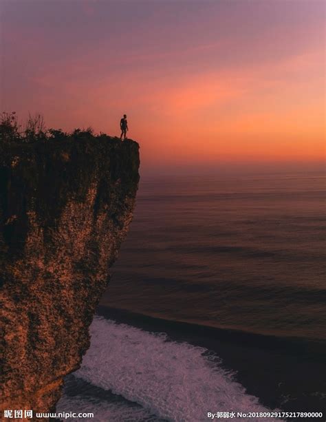 风景素材拍摄一位户外摄影爱好者站在悬崖边上拍摄者大自然的美丽景色