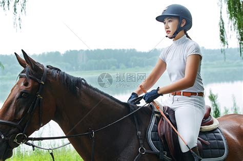 温柔骑马的女生头像