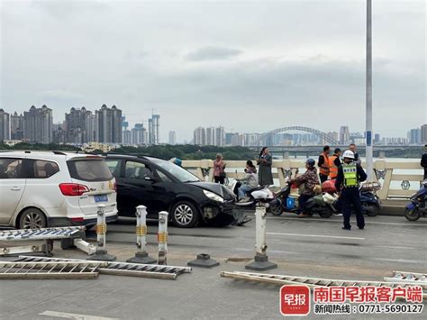 突发！南宁中兴大桥发生交通事故，一小车撞坏15根护栏|南国早报网-广西主流都市新闻门户