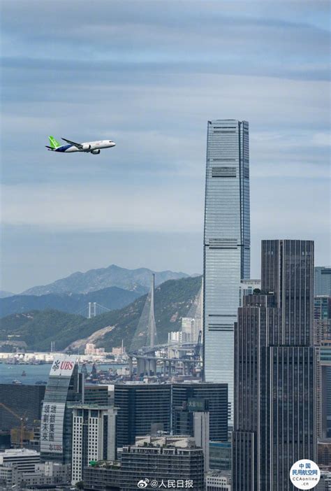 国产大飞机C919飞越香港维多利亚港_国内频道_新闻中心_长江网_cjn.cn
