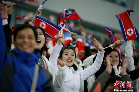 朝鲜拉拉队从酒店出发 整齐划一面带笑容_凤凰体育