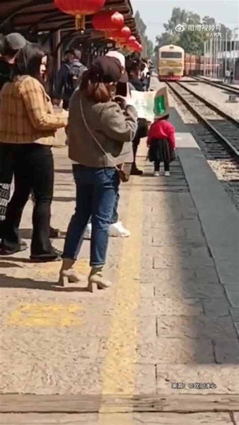 安全第一！女子为拍火车进站带孩子越过黄线|站台|火车_新浪新闻