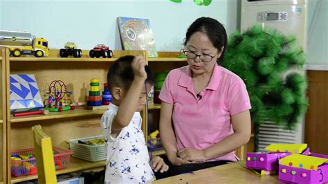 智力残疾儿童家庭康复训练24-串珠子