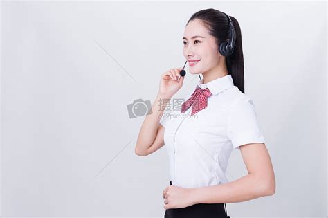 商业亲和美女客服手按耳机接听高清图片下载-正版图片500438865-摄图网