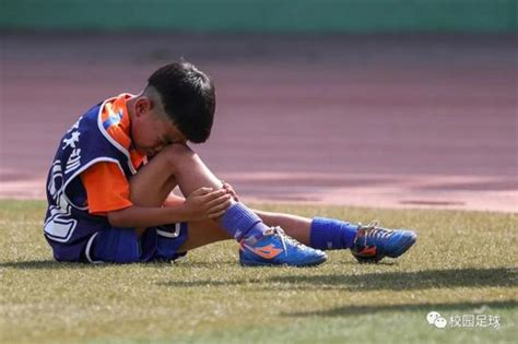 儿童足球比赛受伤高清图片下载-正版图片503535225-摄图网
