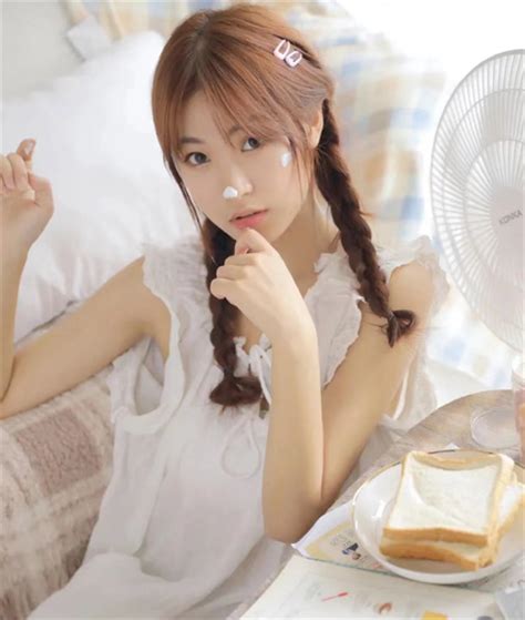 温柔扎发女生头像