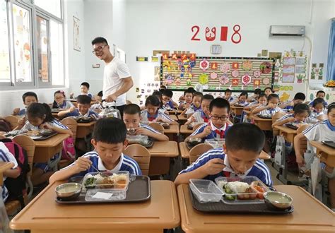 孩子在学校午餐吃得好不好、睡得怎么样？记者带你探访海口午餐午休服务-海口新闻网-南海网