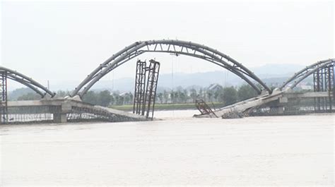河南洛河宜阳段在建步行桥遭遇突发洪水 局部被冲毁