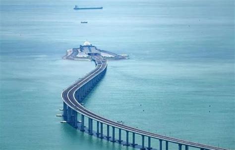 “世界之最”的港珠澳大桥：有224个桥墩，它如何在海底下修建？_进行