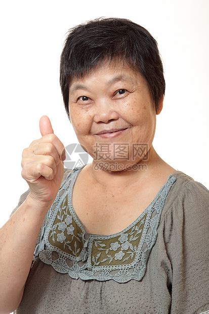 快乐的亚洲年轻女人 对你和菲伦做了一个非常好的姿态数字乐趣女士手势女性微笑成人高清图片下载-正版图片320670030-摄图网