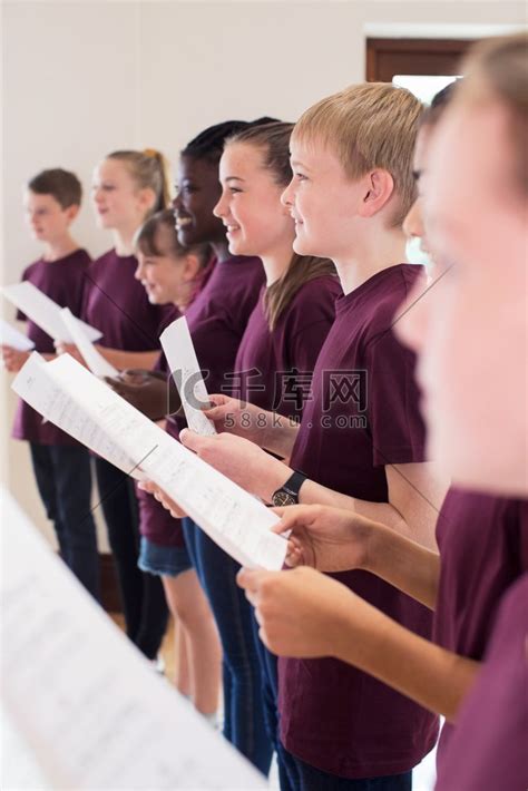 一群学童在合唱团一起唱歌合照女性人物特写高清摄影大图-千库网
