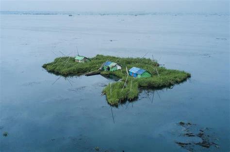 从太空看印度罕见湖泊：4000人住在浮岛上，每年旱季沉到湖底|浮岛|旱季|湖泊_新浪新闻