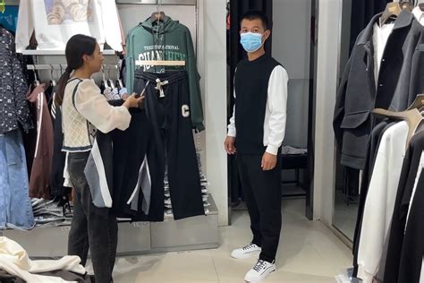 实拍：北京商场冬季特卖会，大衣3到6折顾客抢购，久违的“热闹”|商场|顾客|大衣_新浪新闻