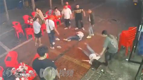 男生被多人殴打抡摔，官方：打人者是学生，警方在处理_手机新浪网