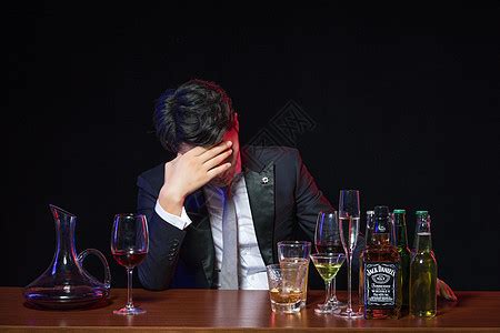 成熟男人喝酒,摄影素材,汇图网www.huitu.com