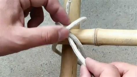 十字交叉物体捆绑技巧，一根绳子就可以轻松绑住两根木棍，既牢固又简单！