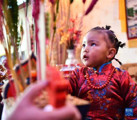 看演出吃“古突” 拉萨藏热社区各族群众春节藏历新年联欢 - 看点 - 华声在线