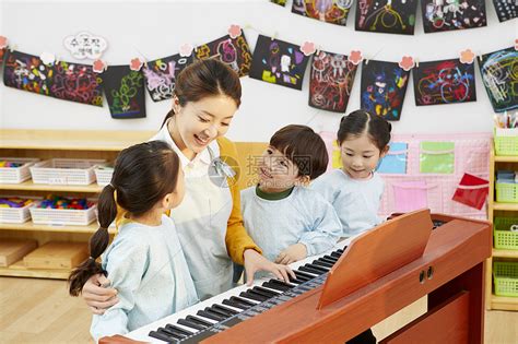 幼儿园老师教小朋友唱歌高清图片下载-正版图片502168637-摄图网