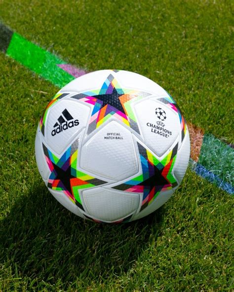 预热！欧冠官方发布新赛季小组赛用球：多色炫彩组成星星-直播吧