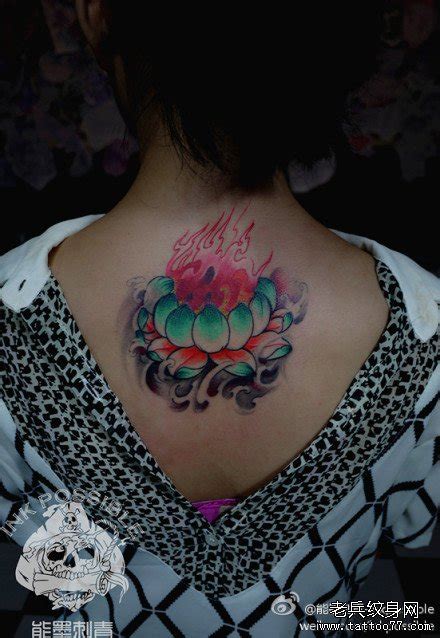 女生后背精美潮流的彩色莲花火焰纹身图案