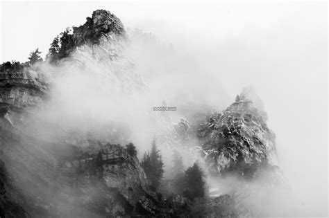 自然风景素材设计黑白风格摄影作品山峰高耸入云在薄雾中若隐若现宛若仙境