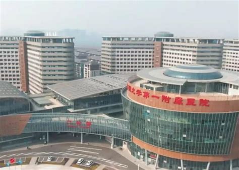 众人就赶忙把她送到了永城市人民医院，后来又转到了条件更好的郑州大学第一附属医院。