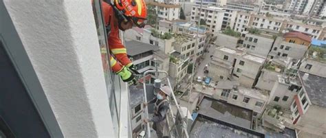 救援丨两名工人被困30米高空摇摇欲坠_贵州