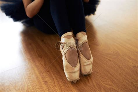 穿着芭蕾舞鞋和坐在木地板上的芭蕾舞高清图片下载-正版图片502920497-摄图网