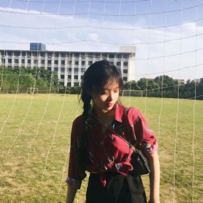甜美女生头像红衣服
