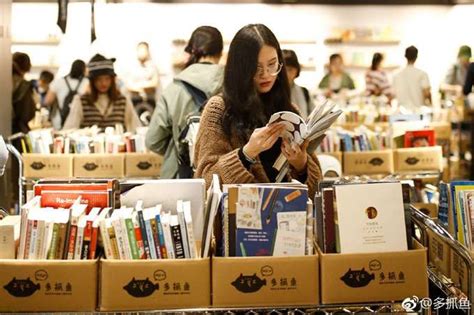书店里卖书的女人正在挑选一本书插画图片素材_ID:427922891-Veer图库