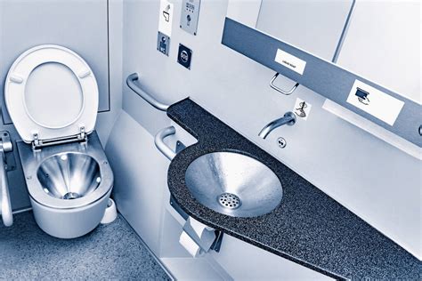 火车上的厕所真的是直接联通到外面乱飞吗？清洁员告诉你真实答案|火车|排泄物|轨道_新浪新闻