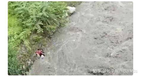 女子被水冲走抓植物保命，万幸石堆挡住山洪，冲刷近1小时救上岸_凤凰网视频_凤凰网