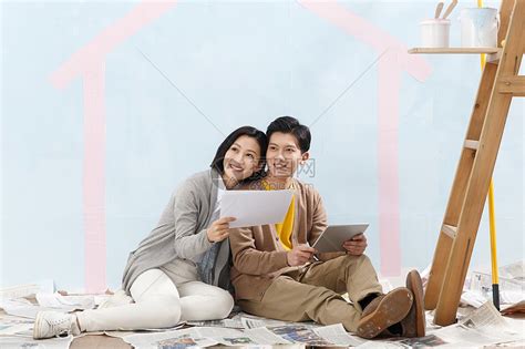 住宅内部休闲装年轻夫妇装修房子高清图片下载-正版图片501949502-摄图网