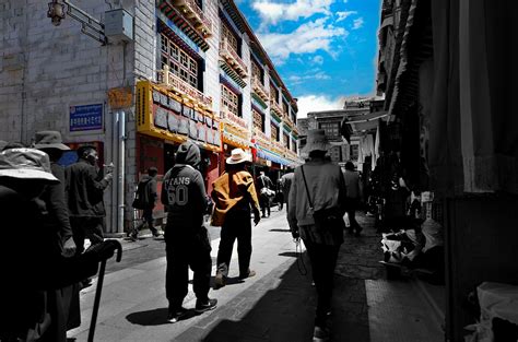 西藏拉萨八角街建筑高清图片下载-正版图片500607651-摄图网