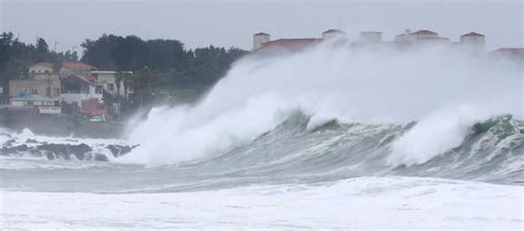 强台风“美莎克”影响韩国 济州近海掀狂风巨浪