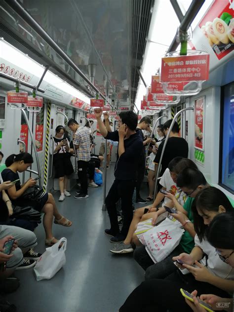 今早北京地铁部分线路车拥挤度“飘红”，乘客车内自觉留距离_回龙观社区网