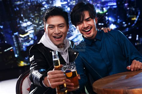 快乐的青年人在酒吧喝酒高清图片下载-正版图片507674329-摄图网