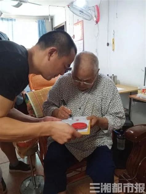 老年生活报数字报-拾荒助学十年 91岁老教师捐遗体